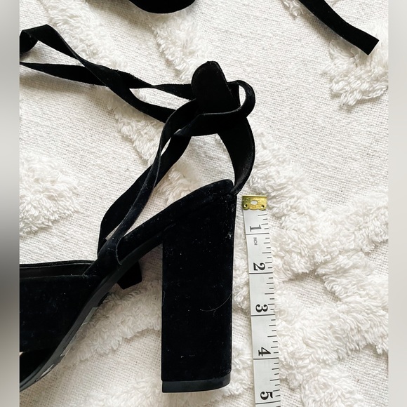 Le Chateau Women’s tie-up black velvet sandal pump shoes, size 7.5 - Picture 4 of 5